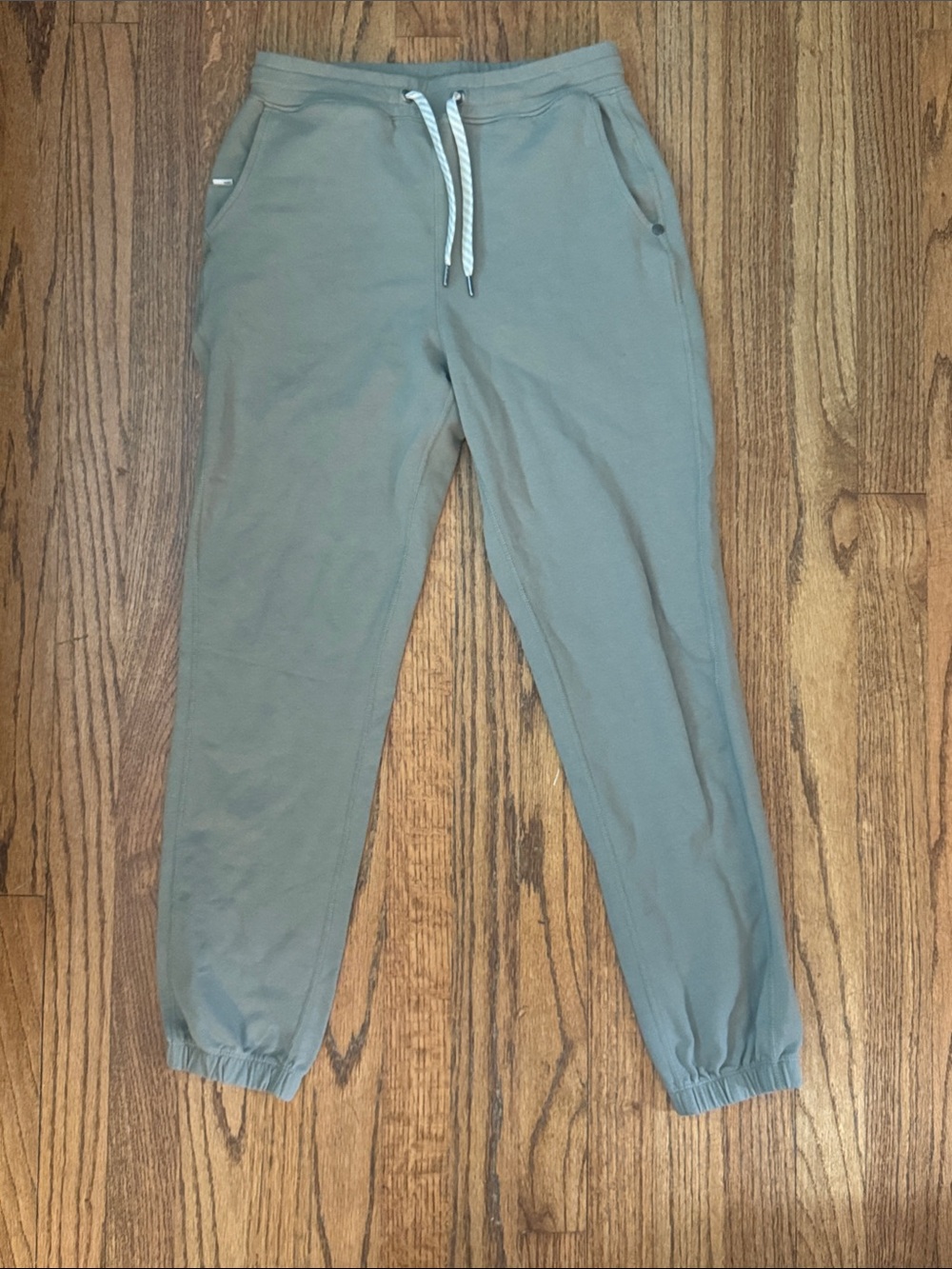 Vuori | Women's Performance Joggers in Heathered Green-Size XS